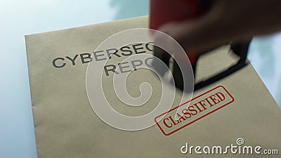 Расклассифицированный отчет о Cybersecurity, штемпелюющ уплотнение на папке с важным документом Расклассифицированный отчет о Cybersecurity, штемпелюющ уплотнение на папке с важным документом