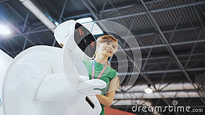 Робот упал в влюбленность, эмоции робота Сердце и smiley Положительная женщина делая selfies с роботом 2th confusedly леты девушк сток-видео Робот упал в влюбленность, эмоции робота Сердце и smiley Положительная женщина делая selfies с роботом 2th confusedly леты девушк сток-видео