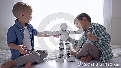 Современная игра детей с роботом на поле дома, технология искусственного интеллекта сток-видео Современная игра детей с роботом на поле дома, технология искусственного интеллекта сток-видео