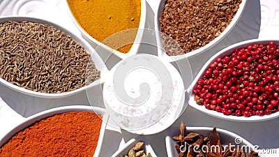 Специи Различный индеец Специя и травы вращают Ассортимент приправ, condiments Варить ингредиенты, вкус 4K сток-видео Специи Различный индеец Специя и травы вращают Ассортимент приправ, condiments Варить ингредиенты, вкус 4K сток-видео