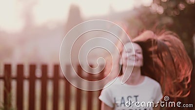 Счастливая молодая женщина наслаждаясь природой, поворачивающ, имеющ потеху, усмехающся, скакать утехи Волосы дамы s порхают на в видеоматериал Счастливая молодая женщина наслаждаясь природой, поворачивающ, имеющ потеху, усмехающся, скакать утехи Волосы дамы s порхают на в видеоматериал