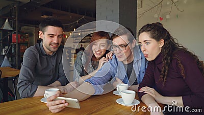 Счастливые студенты принимают автопортрет selfie в кафе, делающ смешные стороны и жесты, обнимать и смеяться над акции видеоматериалы Счастливые студенты принимают автопортрет selfie в кафе, делающ смешные стороны и жесты, обнимать и смеяться над акции видеоматериалы