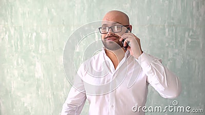Счастливые хорошие новости слуха бизнесмена на сотовом телефоне Эмоции молодого человека от успеха в бизнесе Радостный говорить ч сток-видео Счастливые хорошие новости слуха бизнесмена на сотовом телефоне Эмоции молодого человека от успеха в бизнесе Радостный говорить ч сток-видео