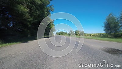 Управляющ автомобилем на проселочной дороге - POV - фронт точки зрения Видео бортовой камеры на вождении автомобиля вперед видеоматериал Управляющ автомобилем на проселочной дороге - POV - фронт точки зрения Видео бортовой камеры на вождении автомобиля вперед видеоматериал
