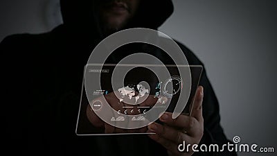 Хакер используя ясную стеклянную таблетку с кодом и дисплей головы HUD поднимающий вверх взаимодействуют в темном процессе тона и Хакер используя ясную стеклянную таблетку с кодом и дисплей головы HUD поднимающий вверх взаимодействуют в темном процессе тона и