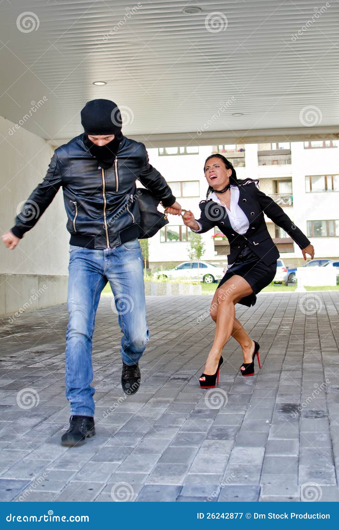 Приставать к прохожим. Шлепнул на улице. Приставать к прохожим. Пристают к девушке на улице. Девушка грабим на улице.