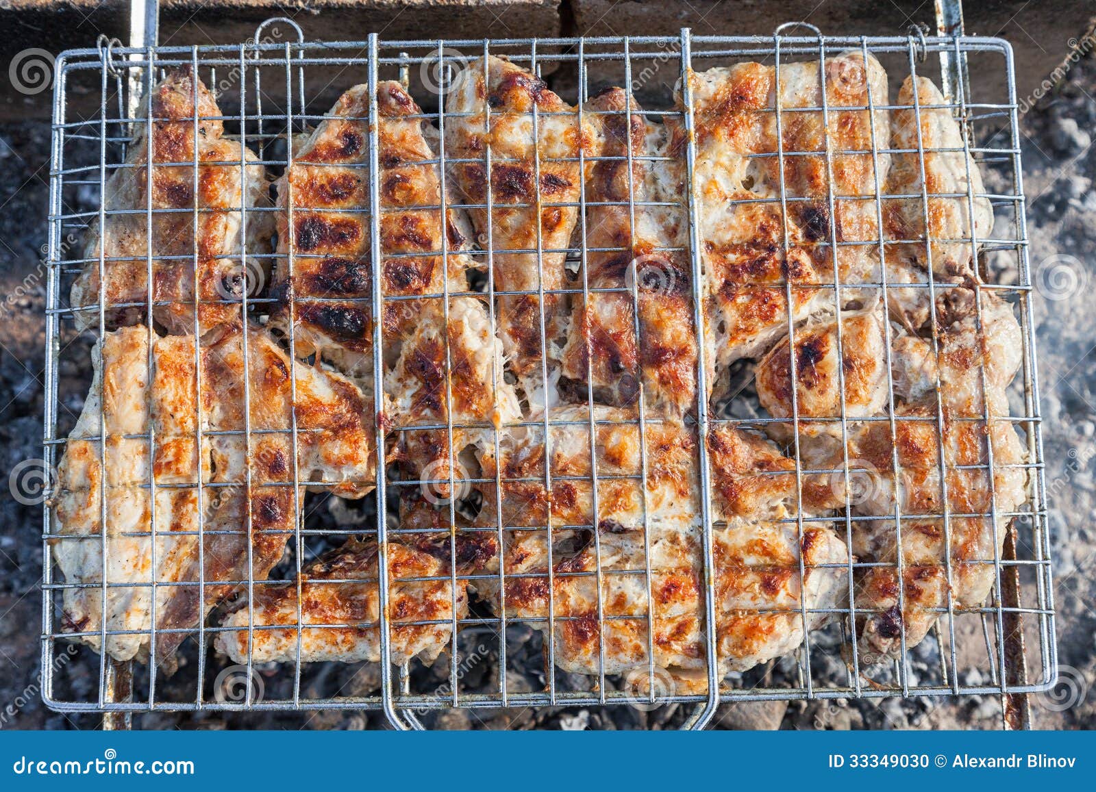 Куриный шаглык на решетки. Шашлык на решетке в печмангале. Шашлык на решетке курица. Мясо на решетке. Шашлыки на решетке на природе.