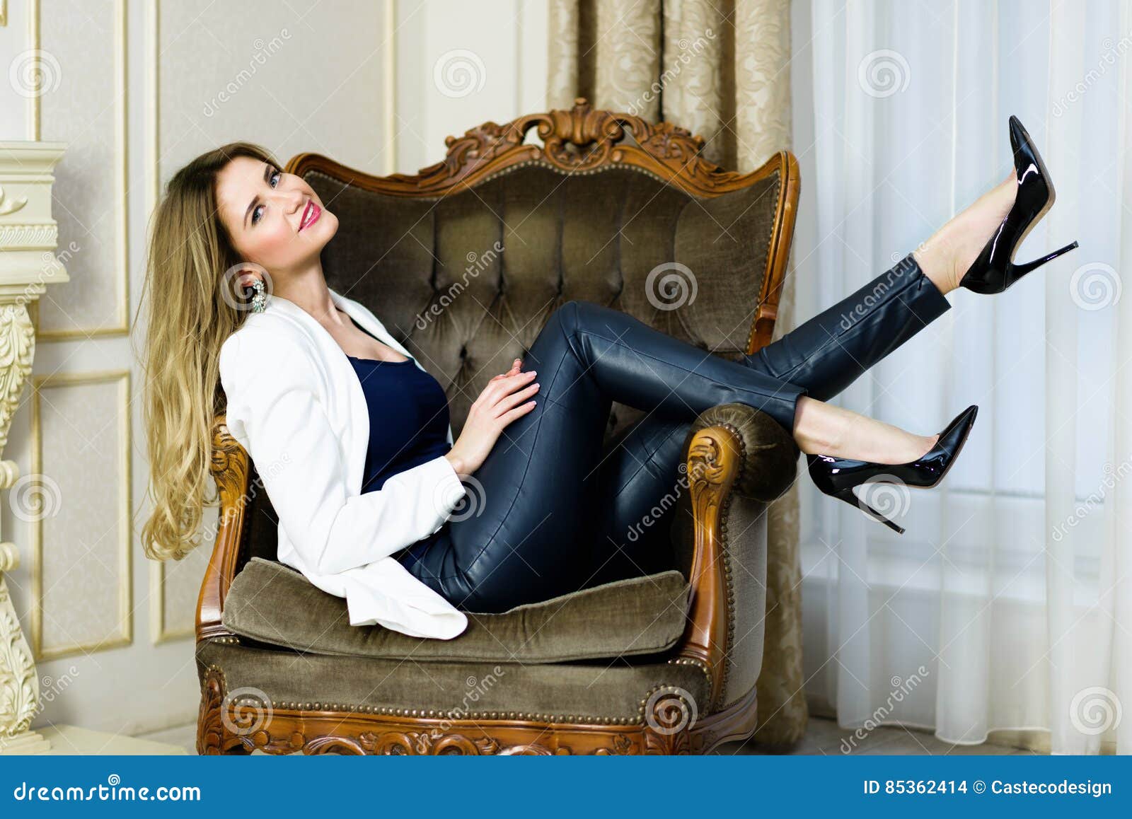 Девушка в кожаных штанах сидит. Девушки в кожаных штанах. Марина шимкович модель. Сидящие в кожаном девушки. Artem savinkov.