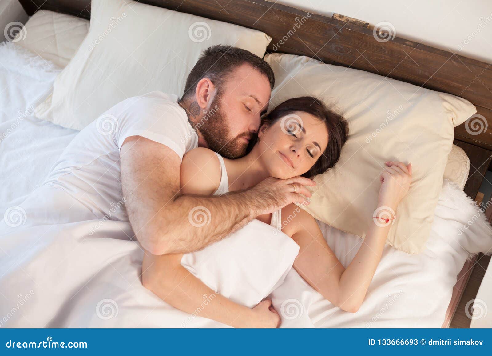 Молодые жены спят. Фото спящей женщины смешные. Сон мы с женой молодые. Стикер сна в обнимку. Моя жена спала с ним.