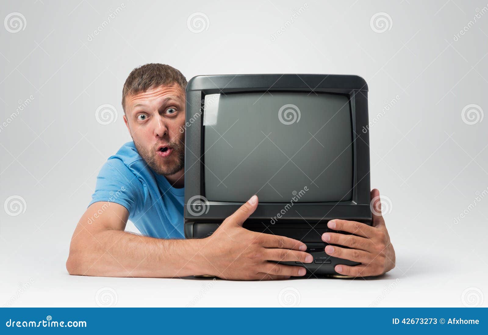 Телевизионная зависимость. Телевизор телевизор мен. Человек тв что это. Человек перед телевизором. Разбитый старый телевизор.