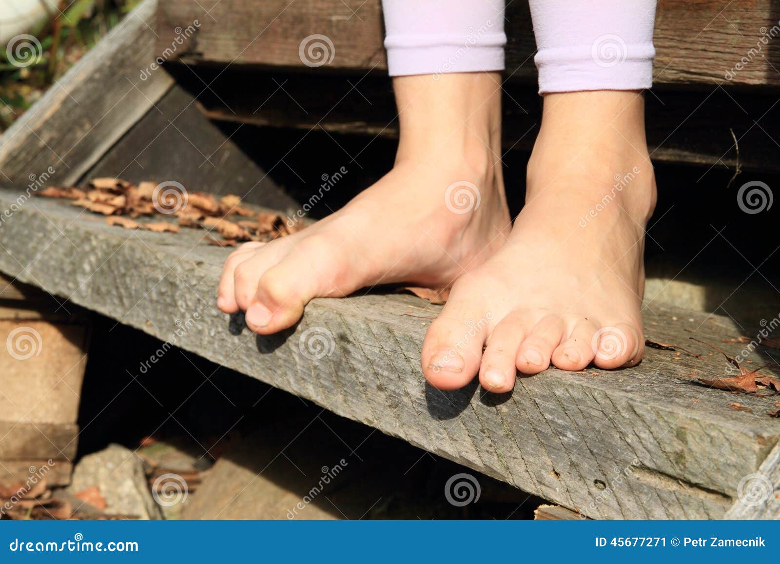 Was feet could not. Босые ноги лестница. Босые ноги девочек. Босые детские ступни. Босые ноги на дереве.