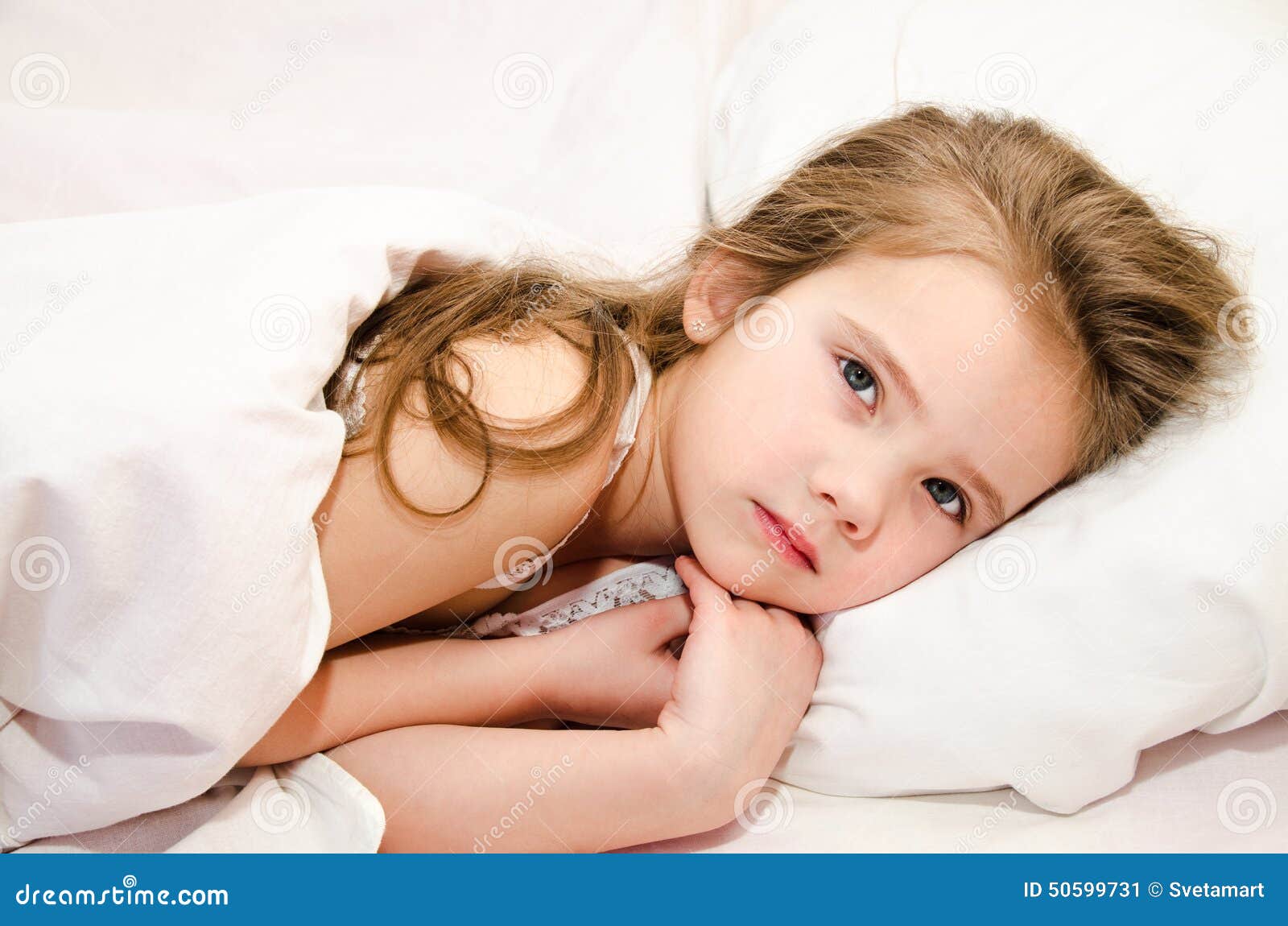 маленькому телу покоящемуся. человек лежит головой на подушке. маленькому телу покоящемуся. маленькому телу покоящемуся. мелкие девчушки в кровати.