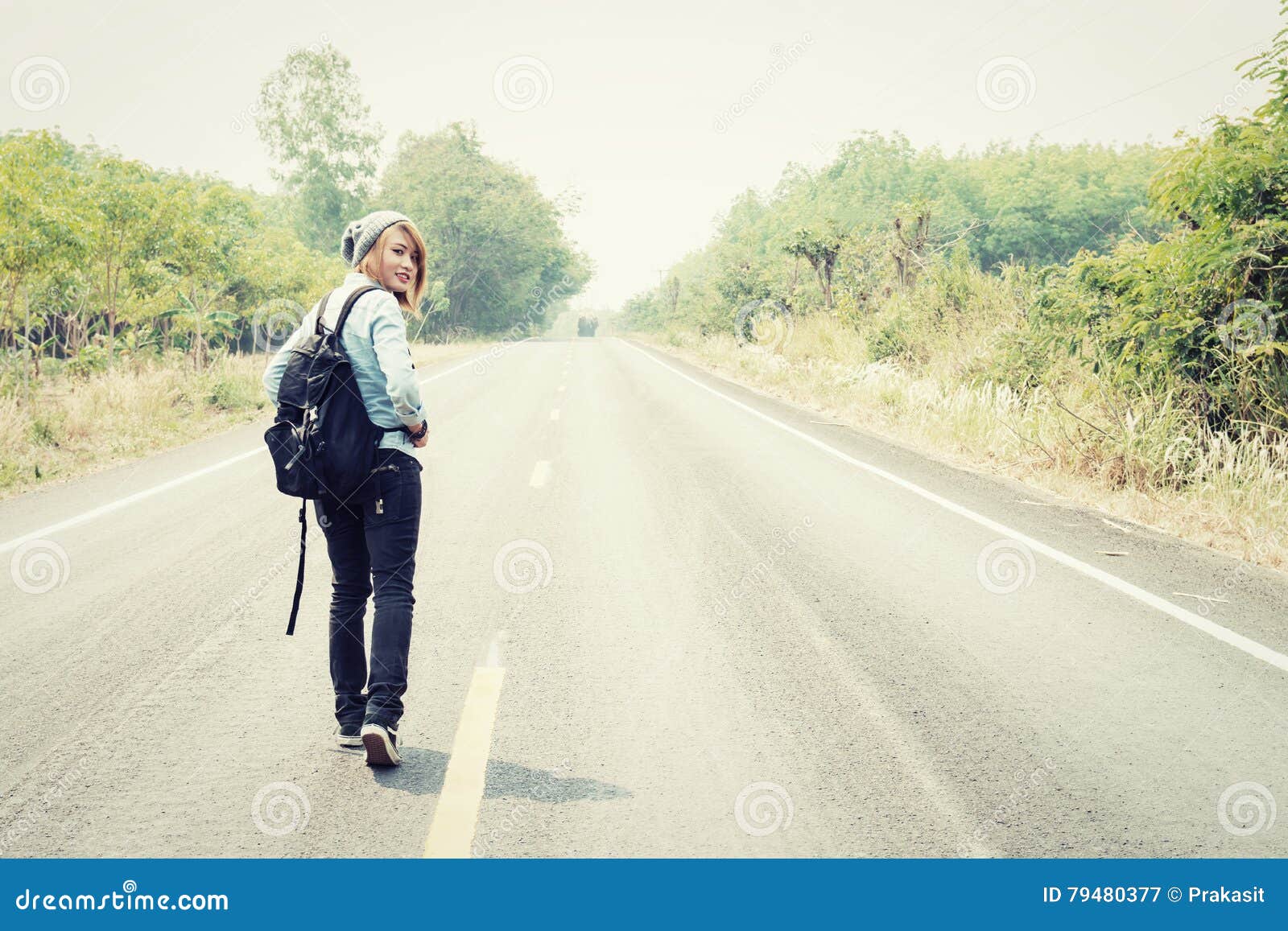 Мужчина с рюкзаком со спины. Тяжелый рюкзак. Пойдешь с рюкзаком. Поход в горы. Парень с рюкзаком.