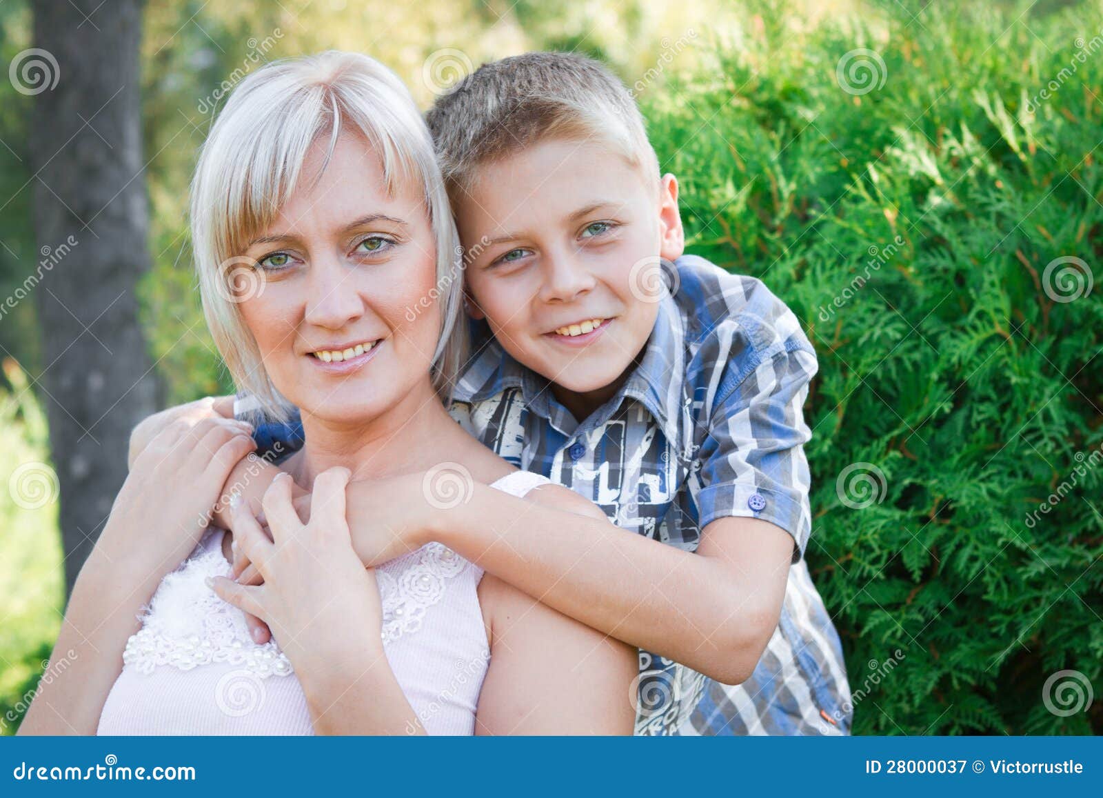 Mom son wife. Фотосессия мать и сын. Фотосессия со взрослым сыном. Российская семья мама с сыном. Отношения матери и сына.