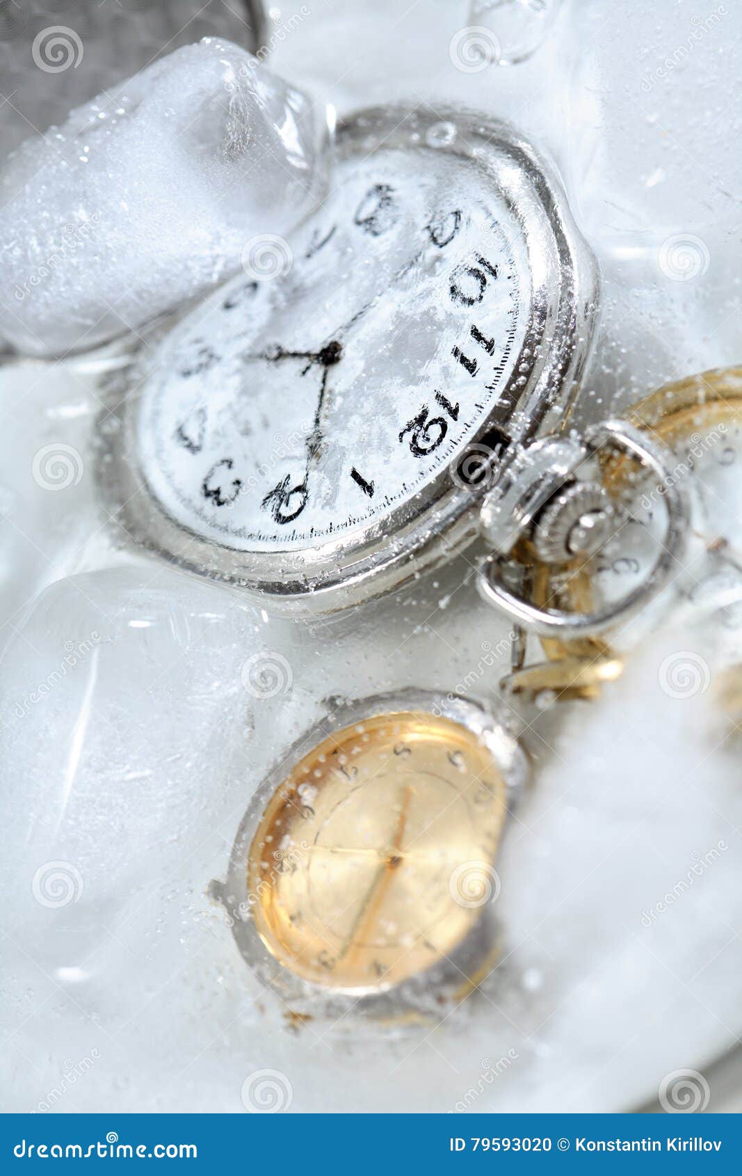 Ледяные часы. Часы замерзли. Frozen time. Clock inside the ice. Замерзшие часы.
