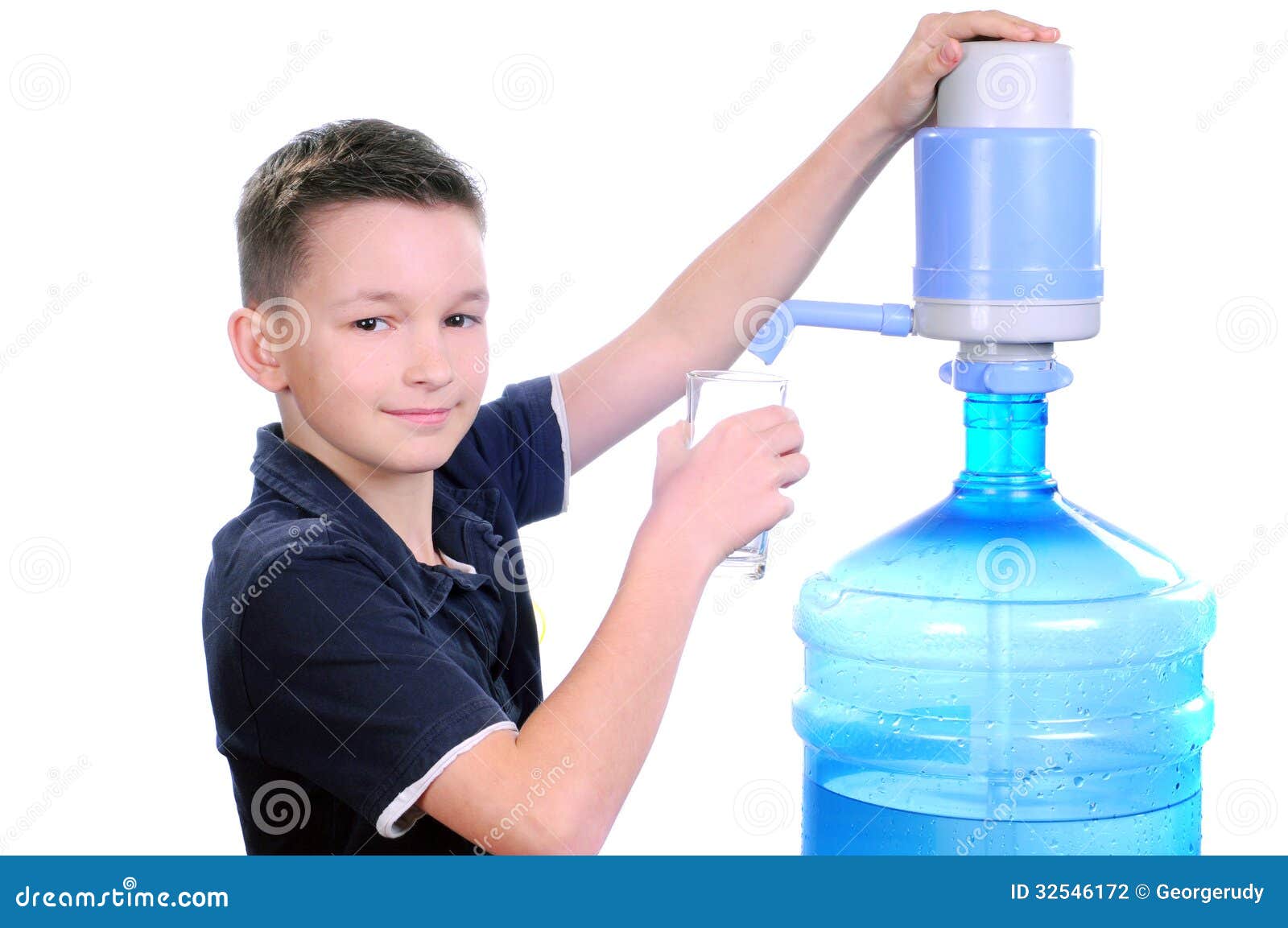 Вода которую мальчик несет. Дети воды. Мальчик наливает воду. Бутилированная вода для детей. Ребенок наливает воду.