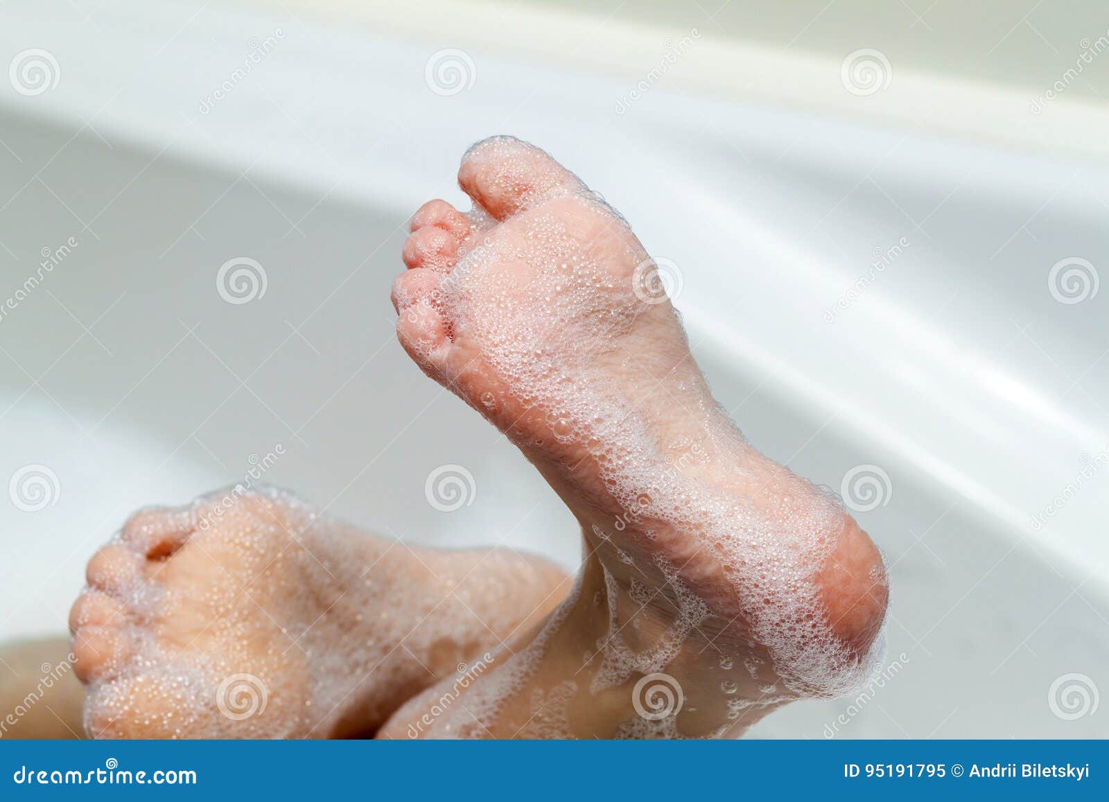 Вымокшие ноги. Мокрые стопы. Душ для ног. Мокрые стопы. Мокренькая стопы.
