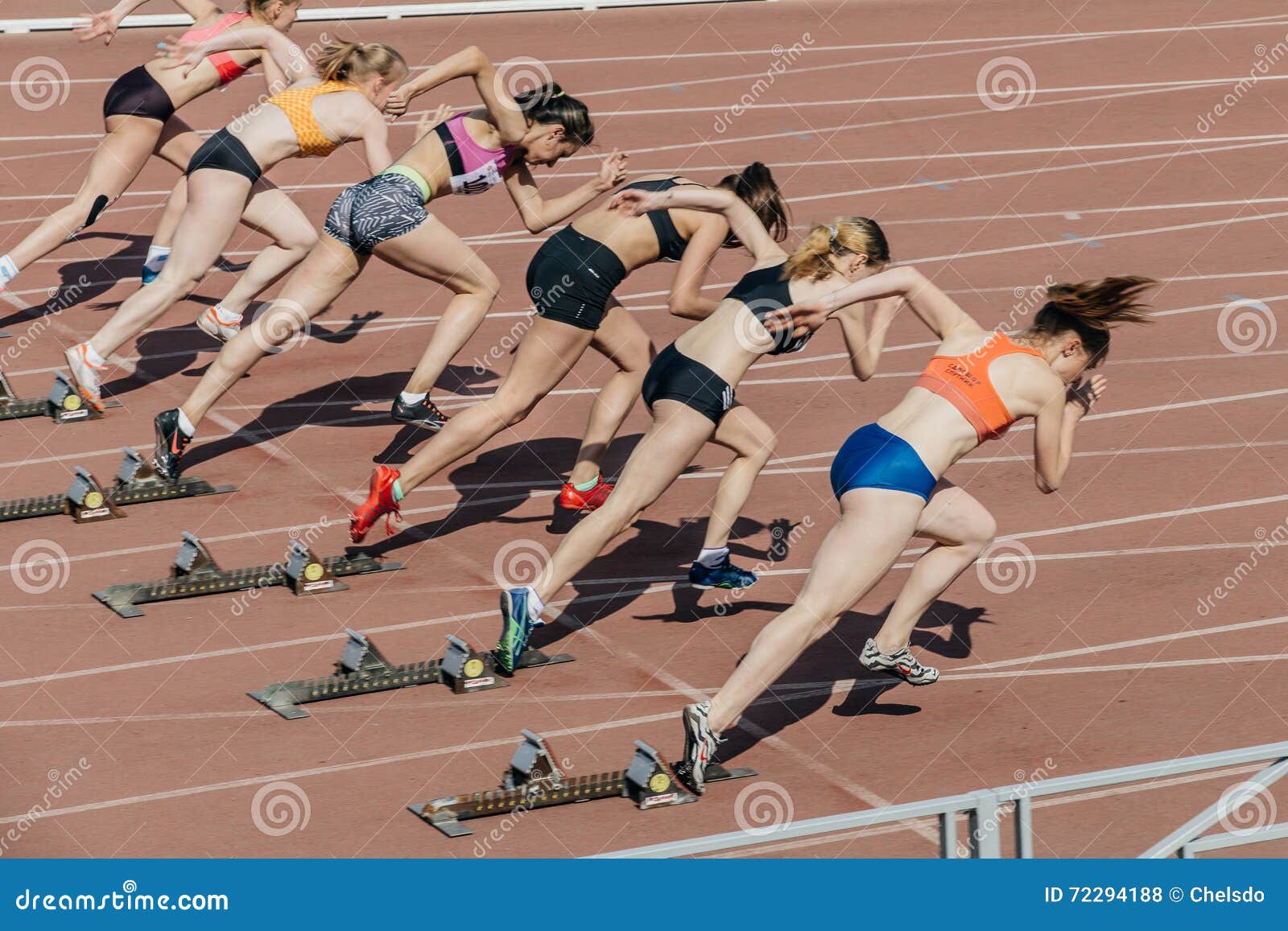 Фальстарт в забеге. Лёгкая атлетика спринт на 100 метров. Спринтерский бег 100 метров. Девушка на старте. Низкий старт в легкой атлетике.