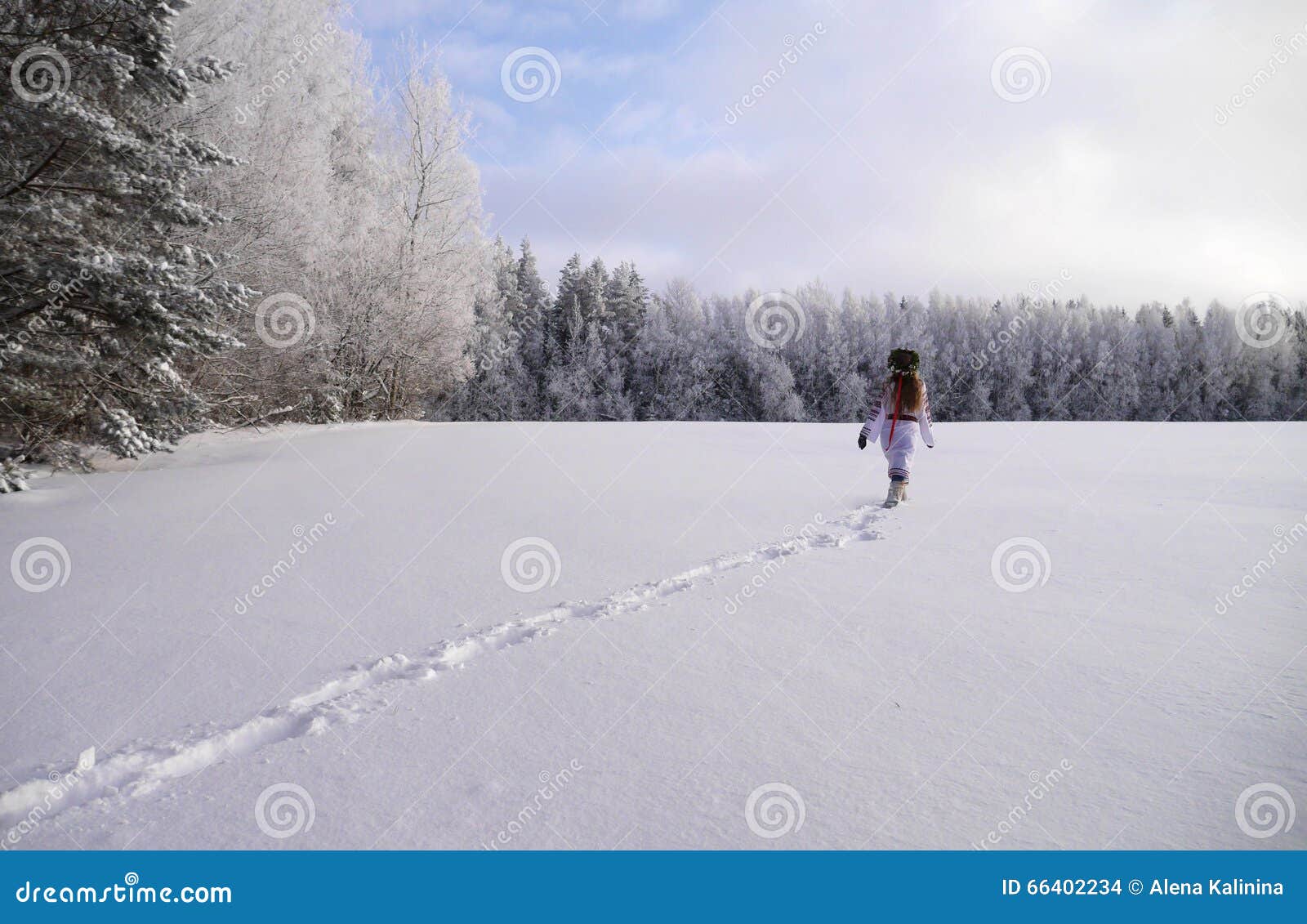 метель. девушка идет по снегу. успенская бегу по полю снежному. женщина бежит по снежному полю. холодная девушка.