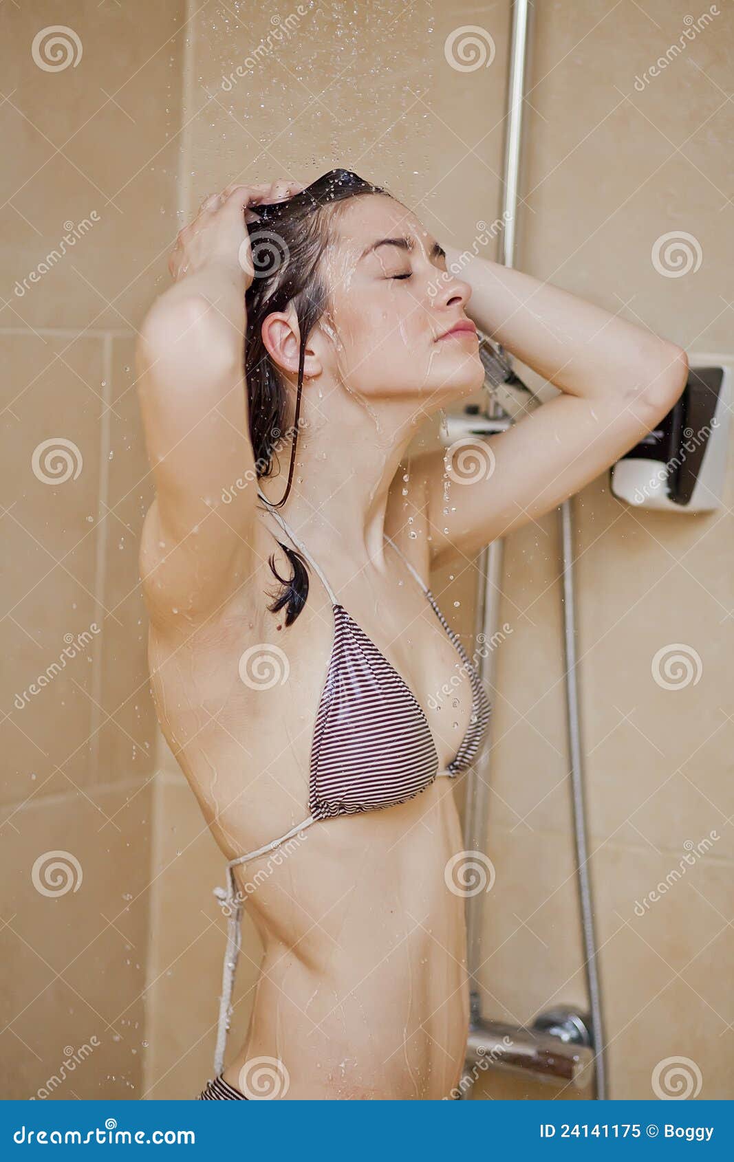 Riesige nasse Titten in der Dusche