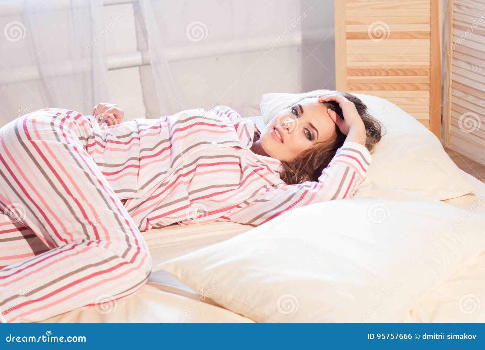 девушка в пижаме. снял пижаму. фотосессия в пижаме. девушка в пижаме сидит.