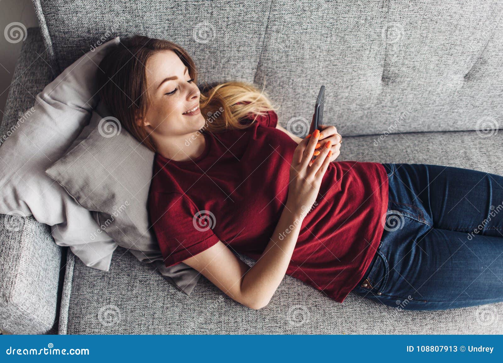 Фото На Диване С Телефоном