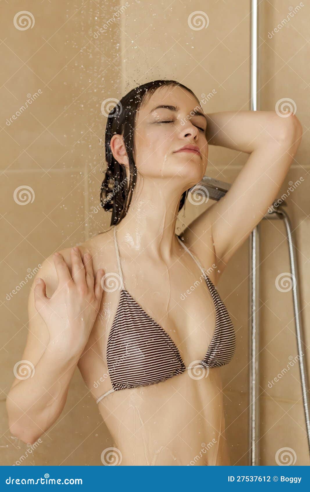 Riesige nasse Titten in der Dusche