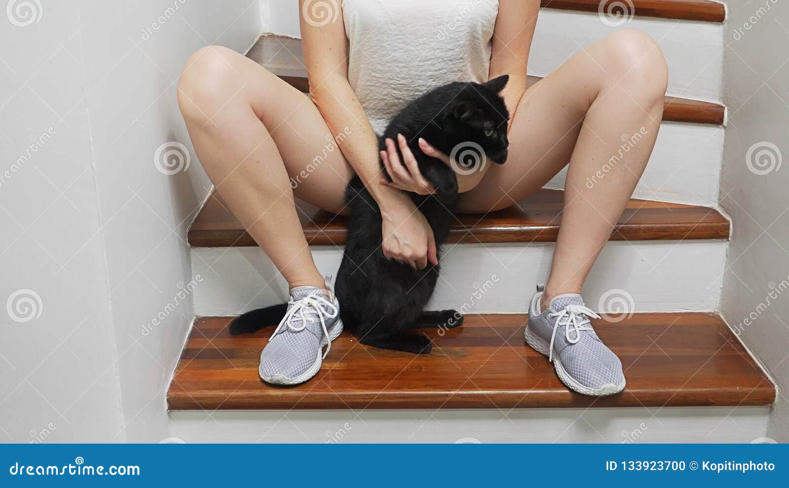 Between Legs-Com