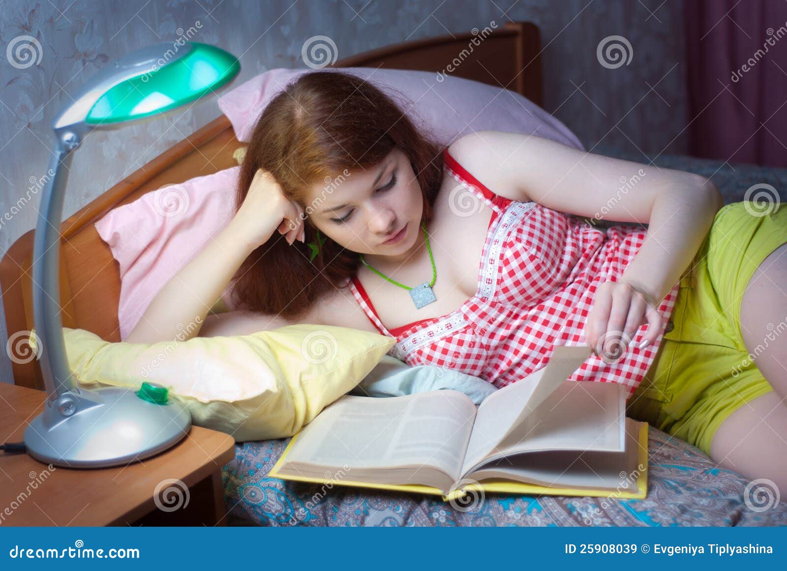 Девушка читает на вибраторе. Чтение лежа. Девочка ученица лежит на кровати. Девушка читает в кровати.