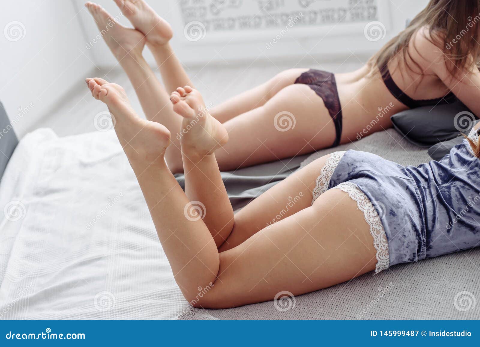 Ноги девушек лежа на животе. Ножки девушек лежащих на животе. Дженнифер маккей модель. Девочка лежит на животе. Георгий дьяков нина пащенко.