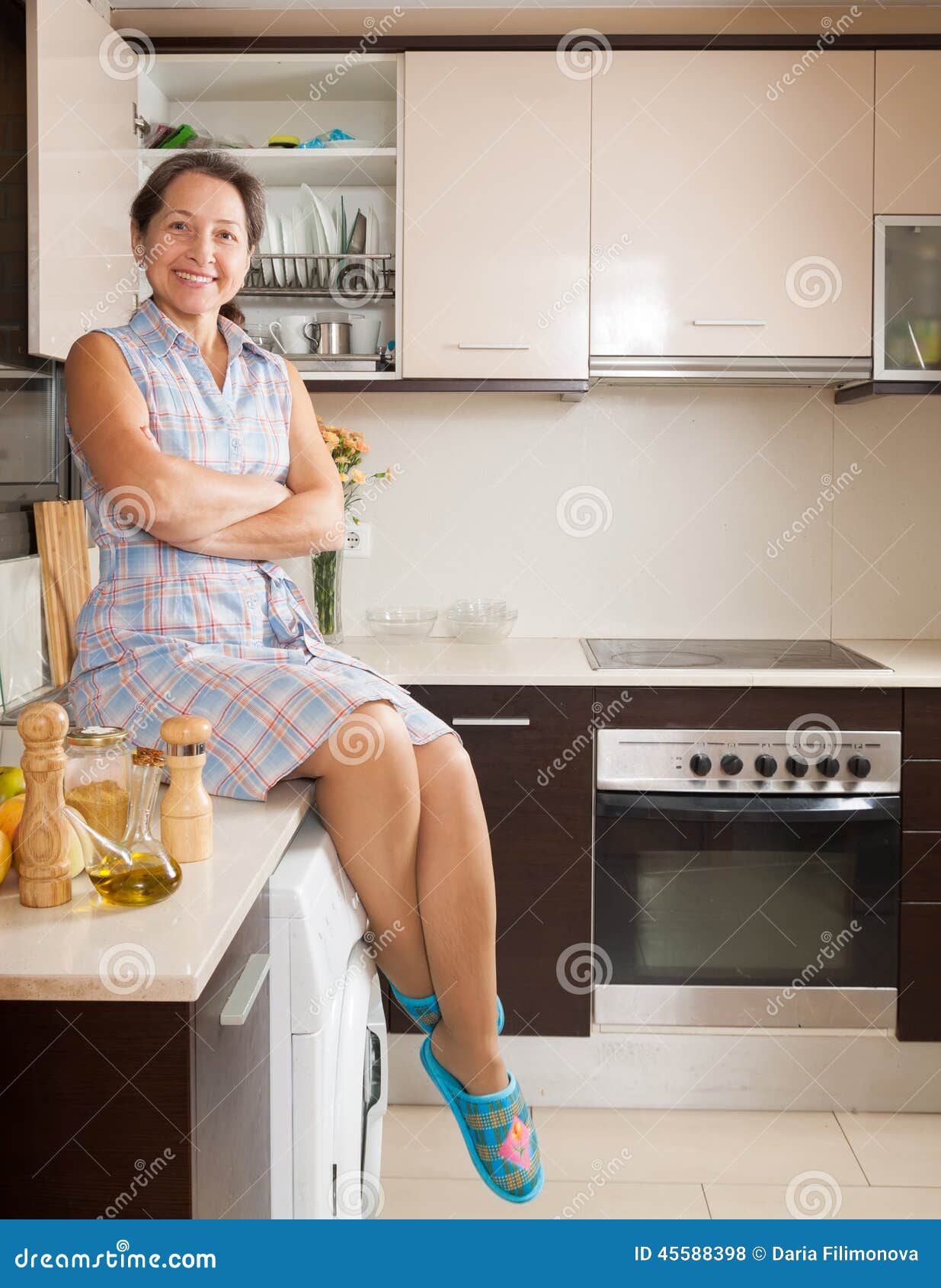 домохозяйка на кухне. кухни со зрелыми женщинами. красивые зрелые домохозяйки. Porchia watson домработница. пожилые домохозяйки.