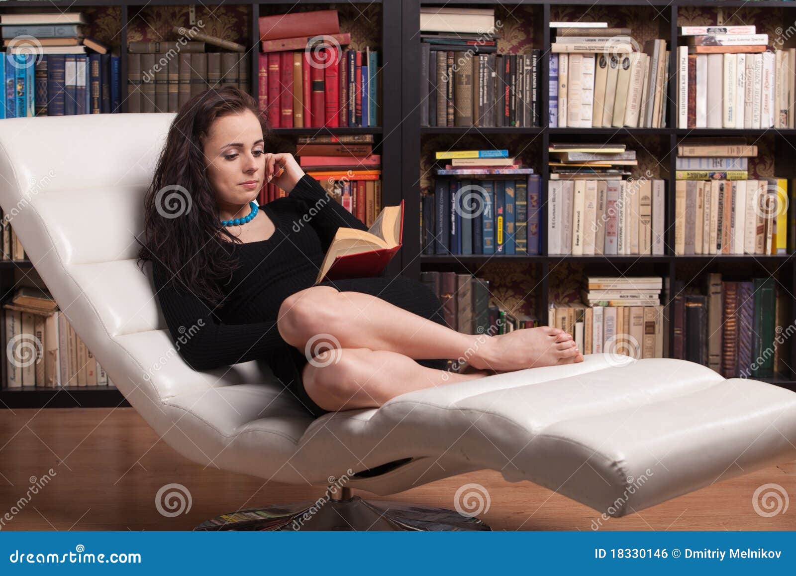 Сидящая женщина с книгой. Девушка читает в кресле. Девушка сидит на кушетке. Девушка сидит с книгой. Кресло для чтения книг.