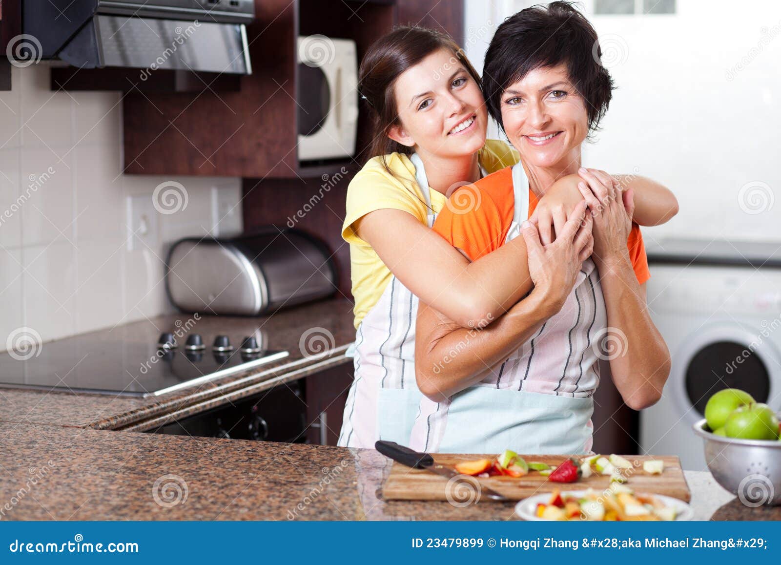 Мама с сыном русская кухня. Мама на кухне. Мама и подросток на кухне. Подросток на кухне. Фотосессия мама и дети на кухне.