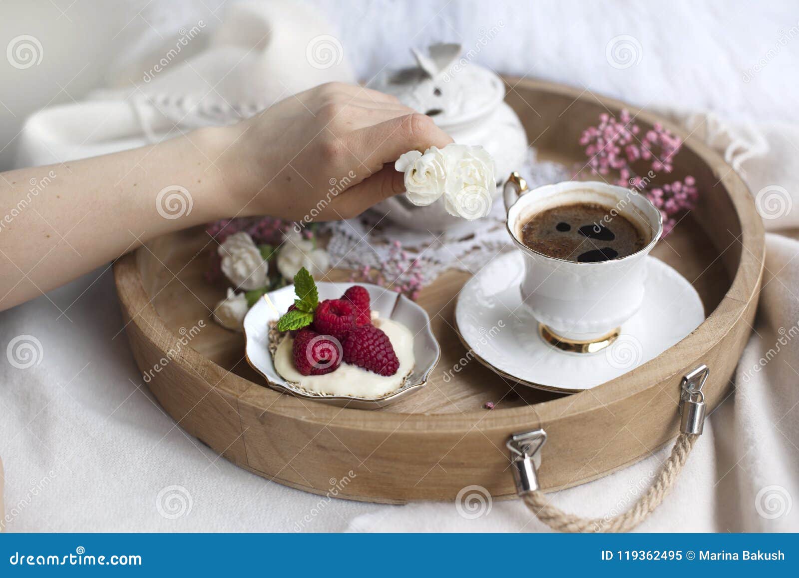 Кофе в постель с цветами
