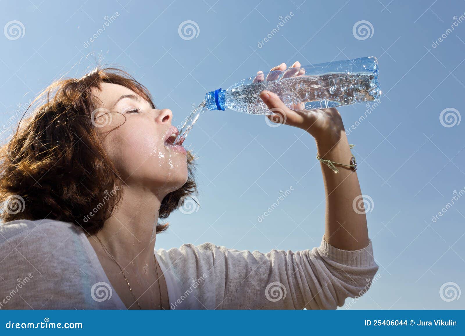 Девушка льет воду. Девушка пьет воду из бутылки. Женщина наливает воду. Жажда воды. Девушка пьет из бутылки.