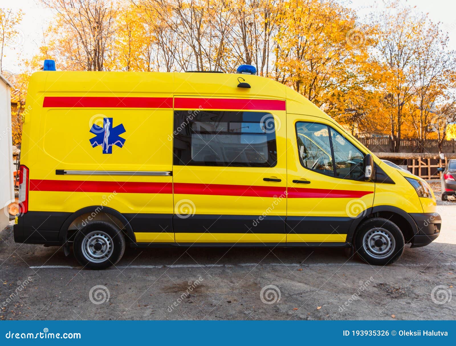 Желтую скорую маленькую. Что значит желтая скорая. Volkswagen crafter асмп. Жёлтая машина помощи. Фольксваген крафтер смп.