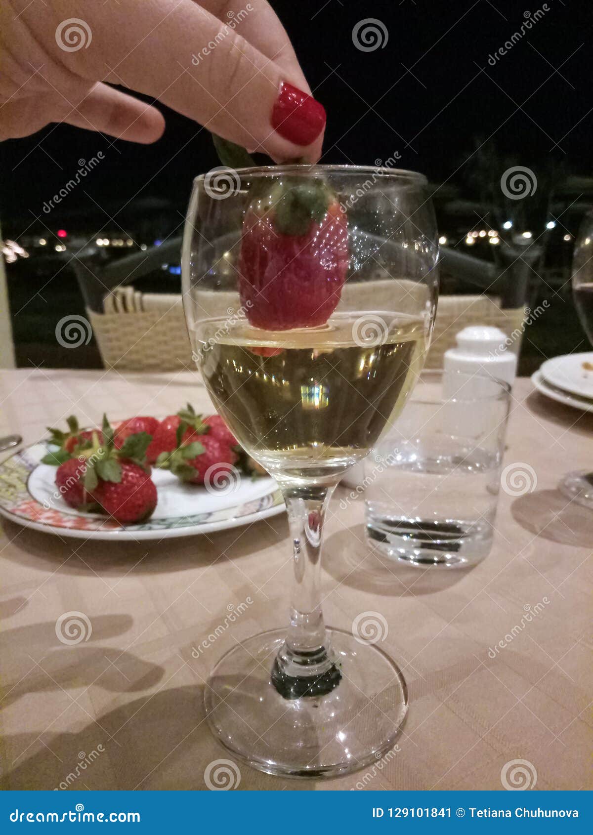 Бокал Вина В Ресторане Фото Реальные
