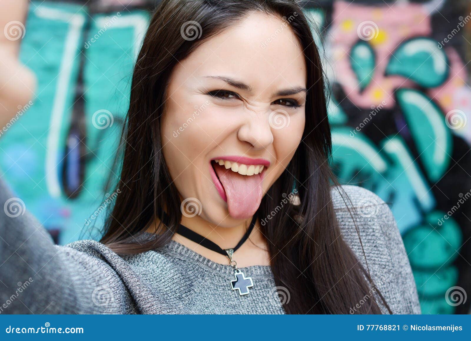 Женщина с высунутым языком. Девушка с вісунутім язіком. Девушка показывает язык фото. Девушка с языком. Фото девушек показывающих языки.