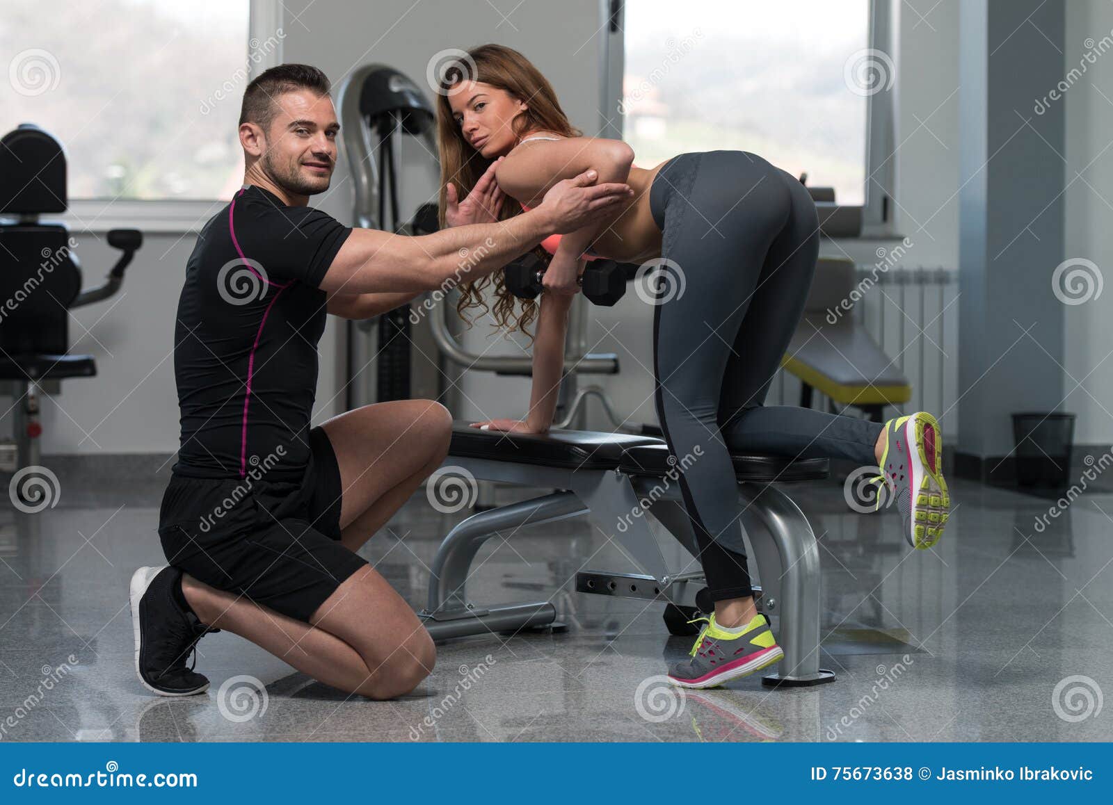 Бомж в тренажерном зале. Тренер изменил жене. Соблазнение в тренажерном зале. Эдуарду алвиш фитнес тренер. Эдуарду алвиш.