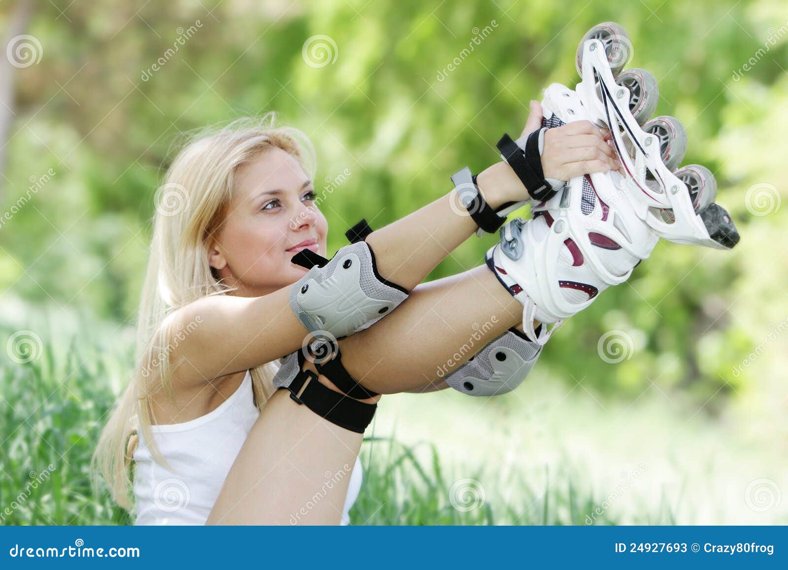 роллер скейтинг. езда на роликовых коньках. девушка на роликах. джулия энн 2018. кататься на роликовых коньках.