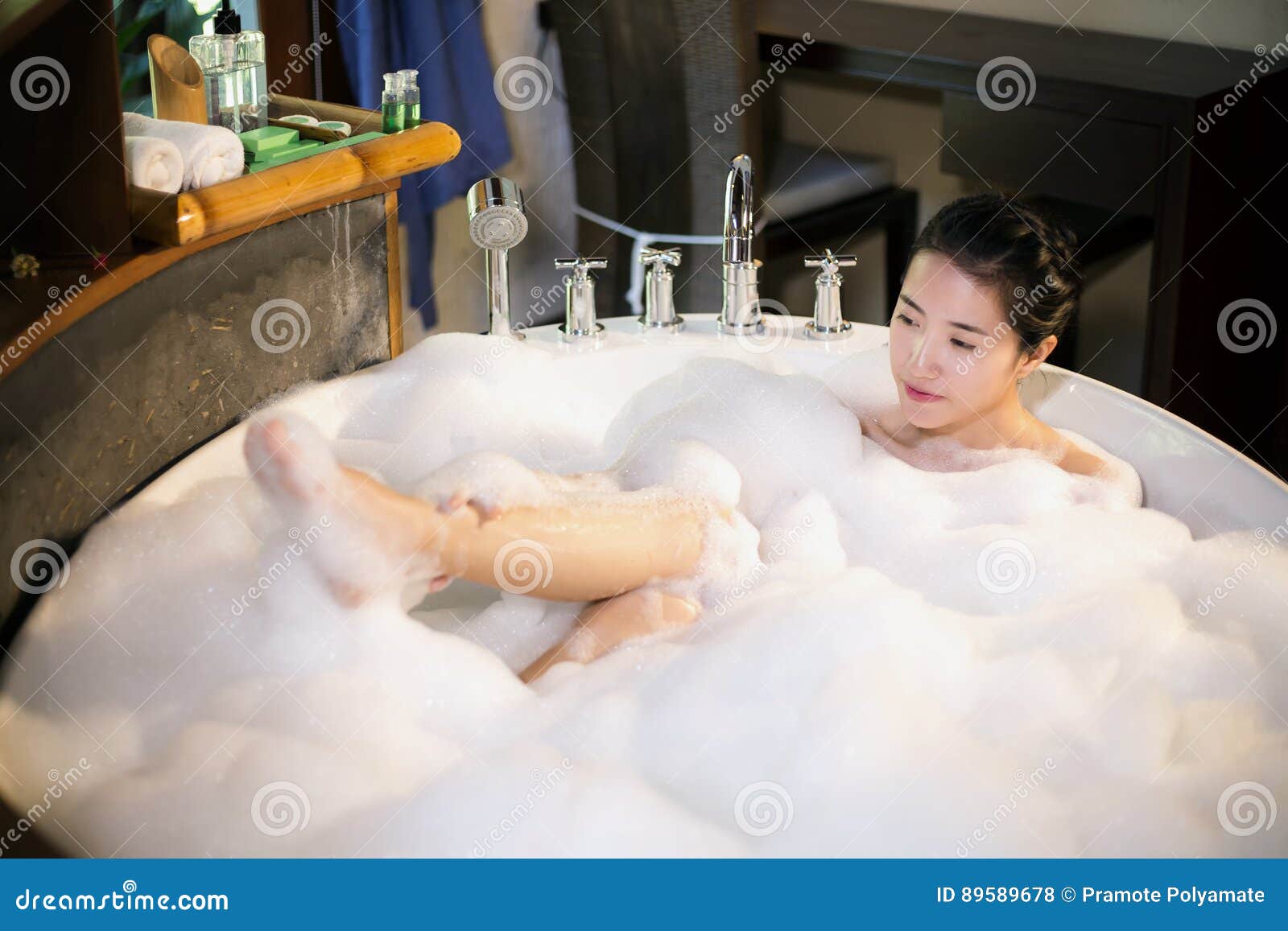 Купается в ванной 18. Китайка в ванной. Азиатка купается в ванной. В пенной ванне азиатки.