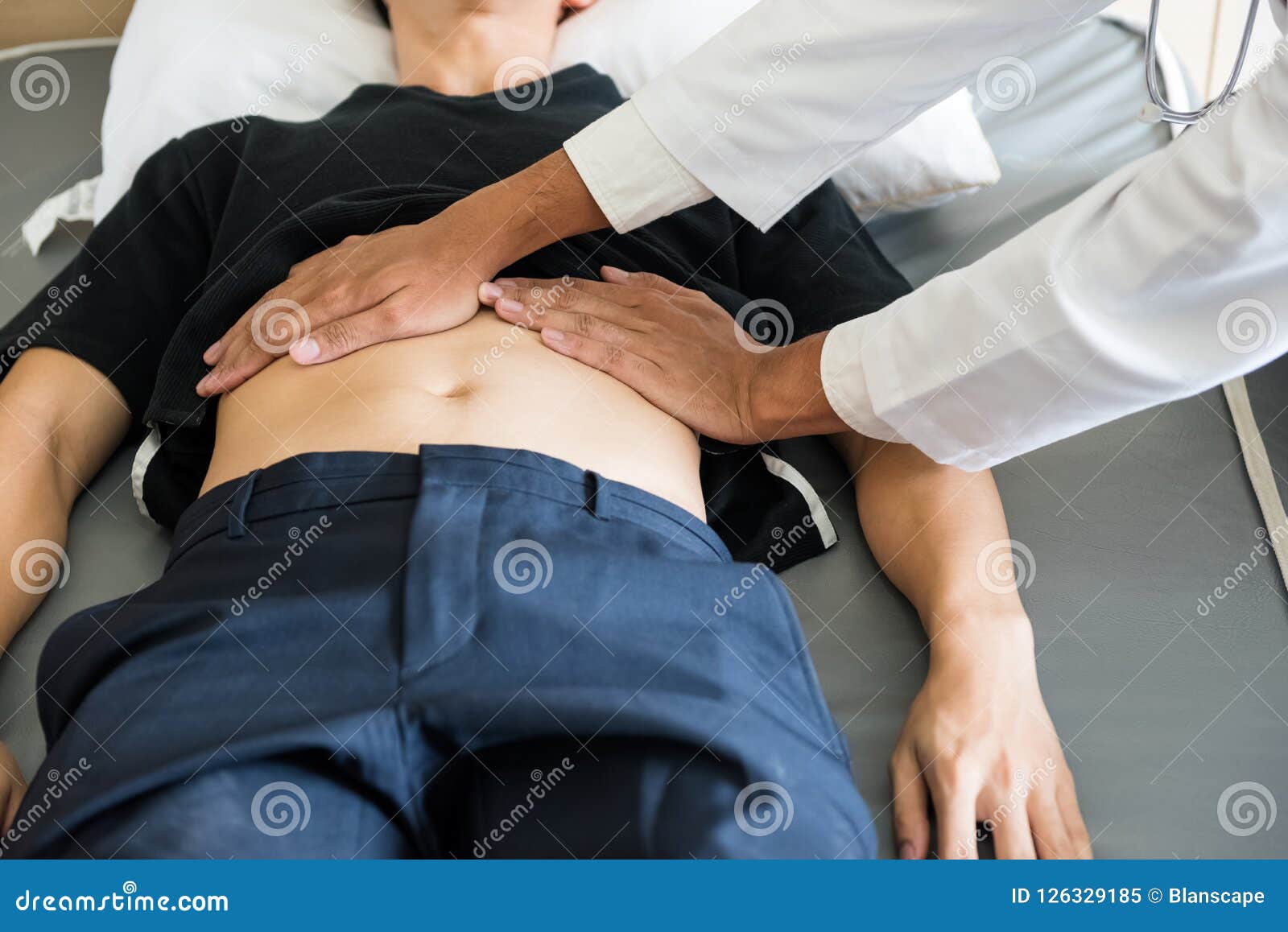 Врач пальпирует живот. Врач который лечит живот. Прием гастроэнтеролога. Прием врача гастроэнтеролога. Прием гастроэнтеролога.