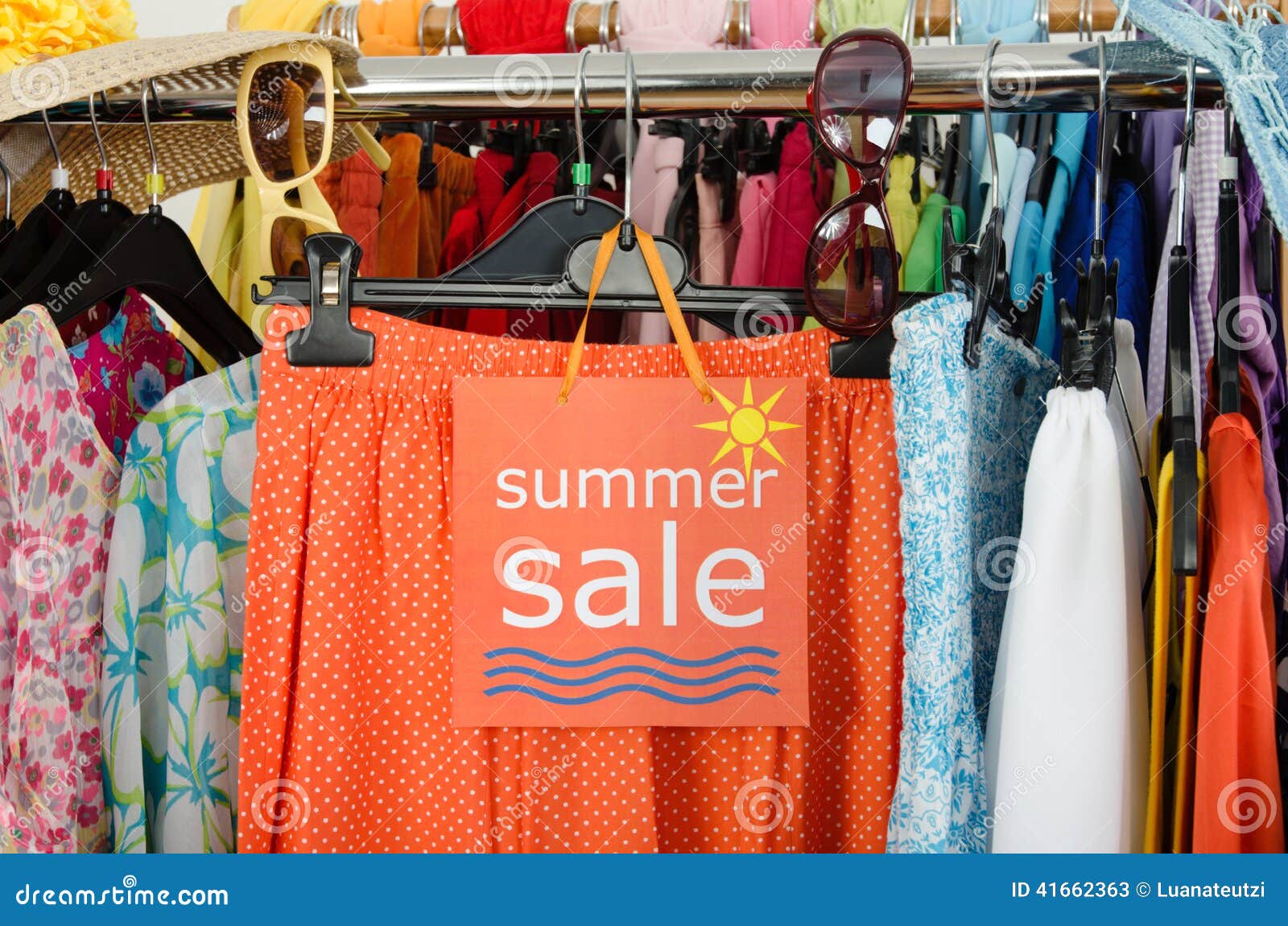 Clothing sales. The Summer одежда. Sale одежда. Скидка на женскую летнюю одежду. Фон для распродажи одежды летней.