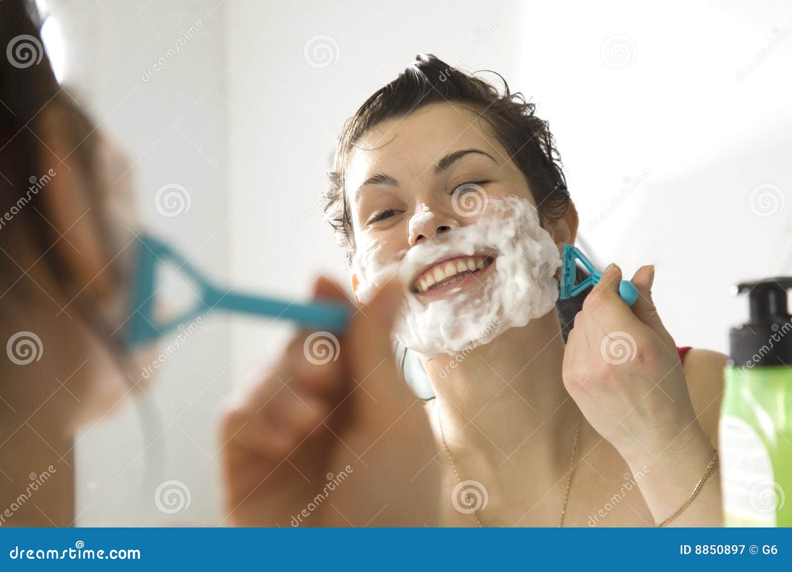 молодые бреются девушки. нравится ли девушкам брить. бритье лица у женщин. девушка с бритвой. бритье подмышек.