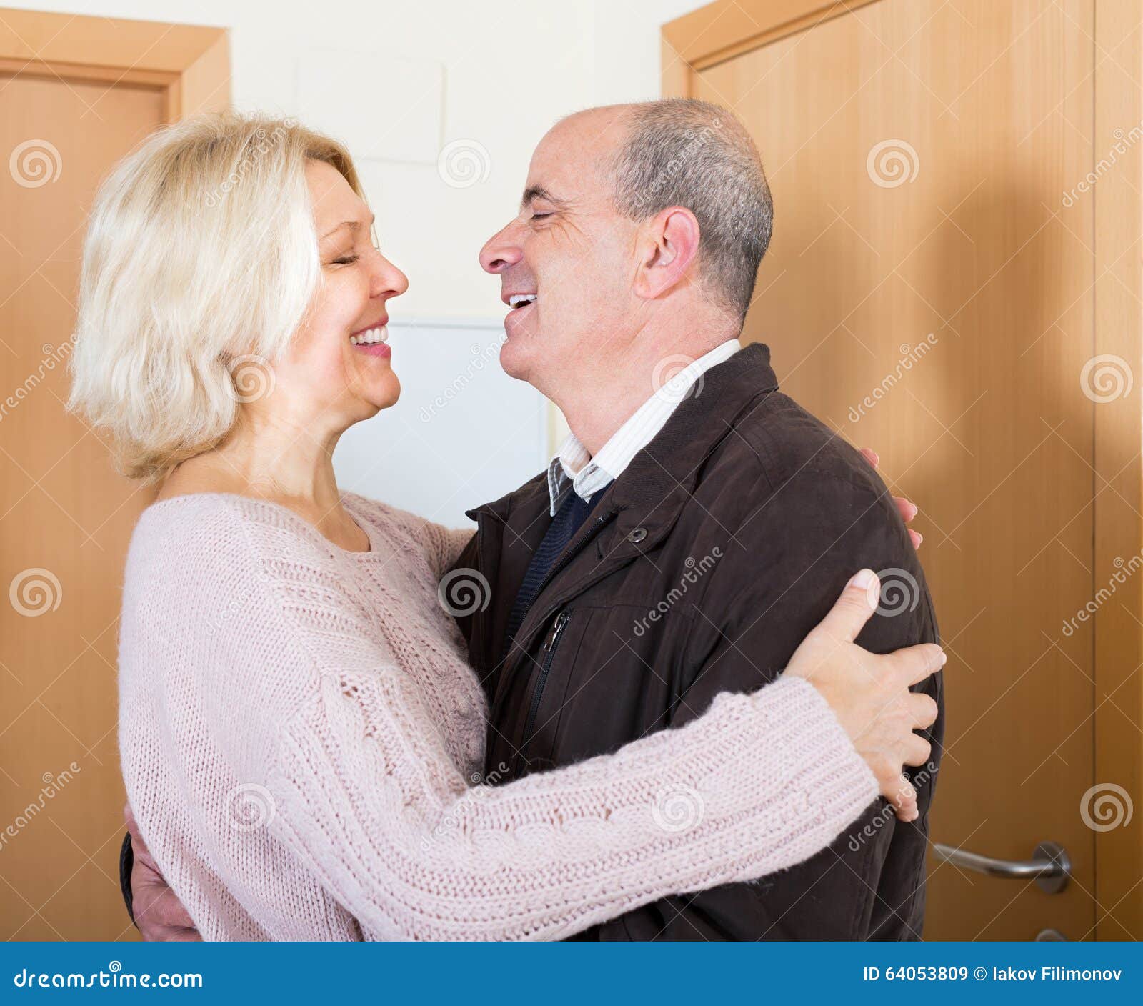 Муж привел молодого русское. Пожилые супруги встретились обнимаются. Позы для пожилых супругов. Адюльтер пожилых женщин. Пожилые жены изменяют.