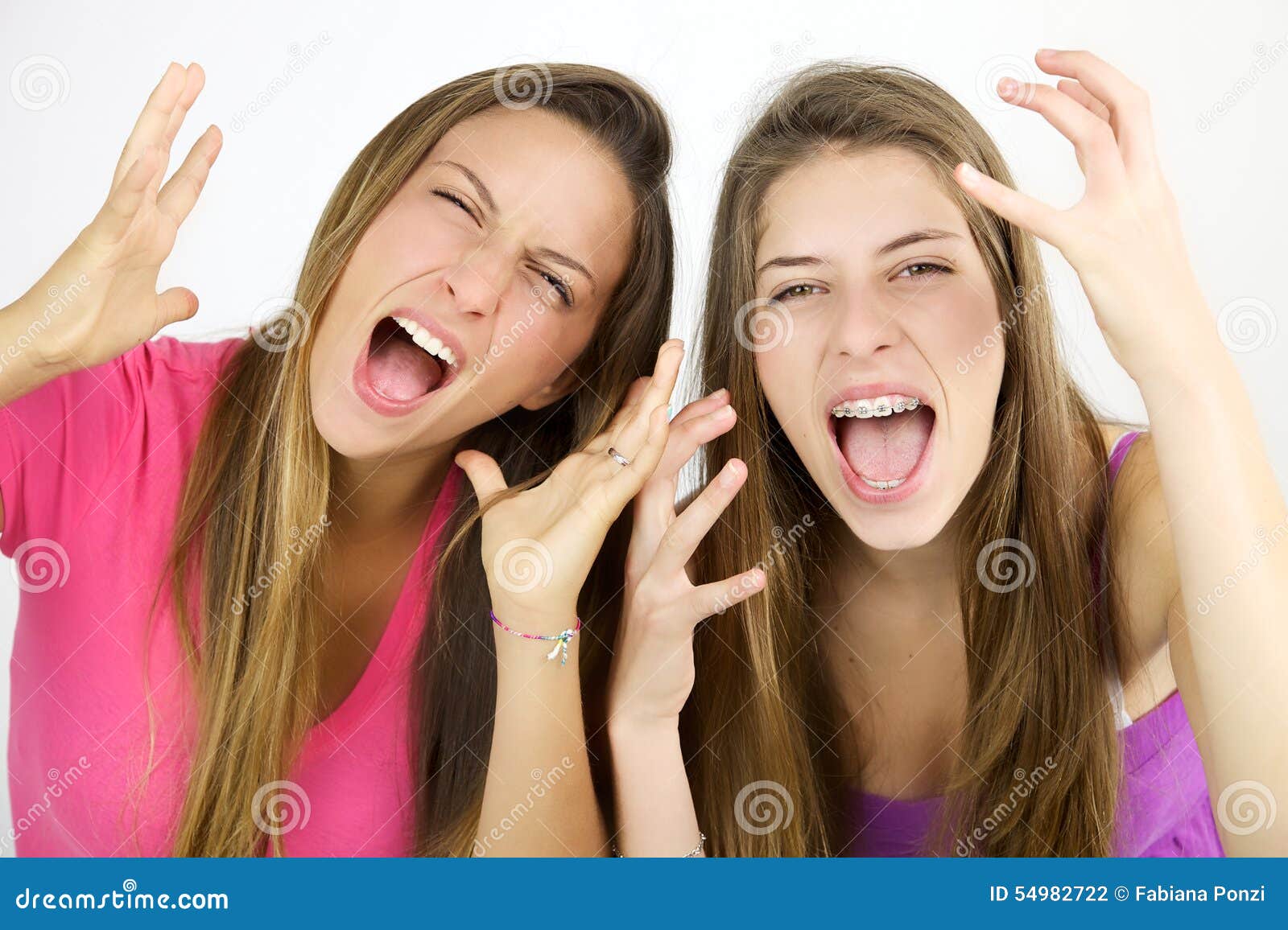 женщина ругается. ссора. ссора подруг. две девушки орут. только 8 марта женщины агрессивны картинка.