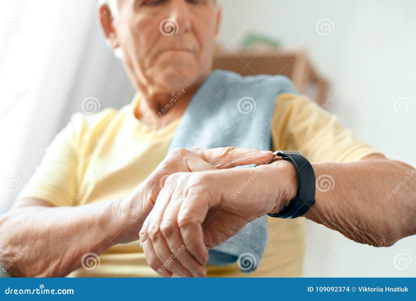 Какой Браслет Лучше Купить Пожилому Человеку