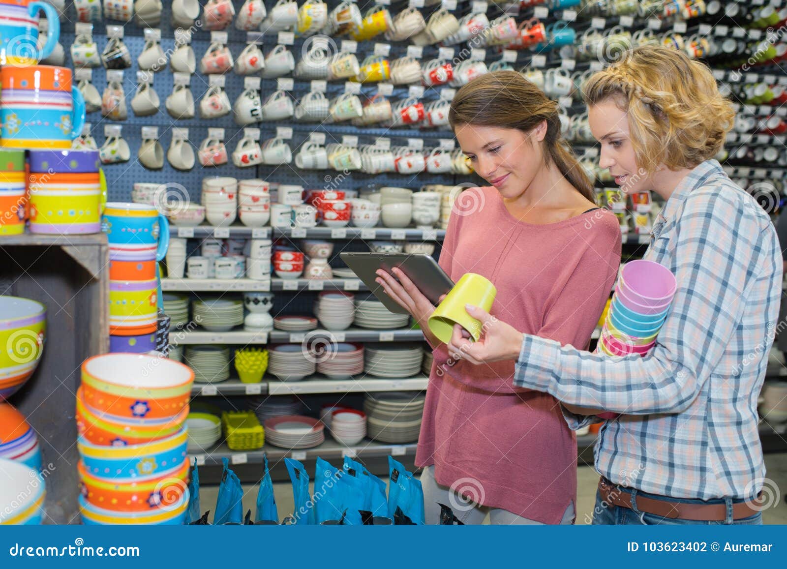 кружочков магазин. девушка выбирает кружку в магазине. кружочков магазин. кружочков магазин.