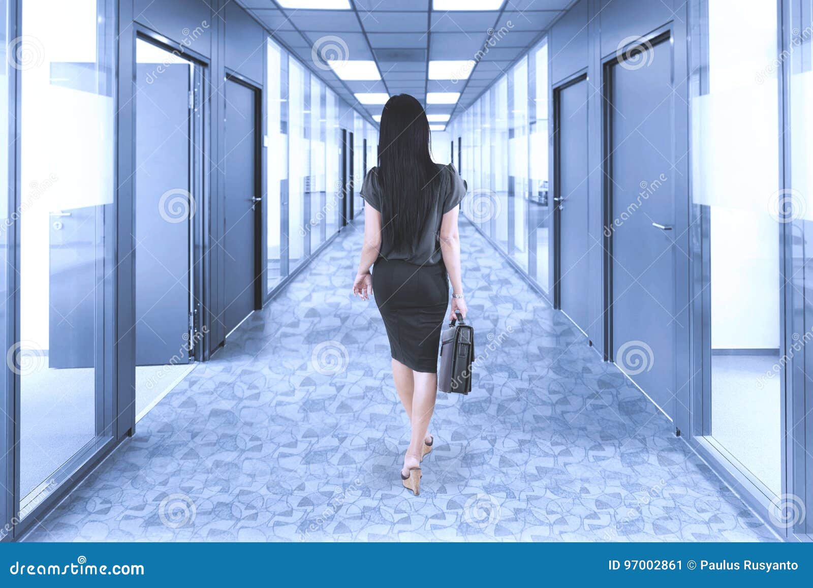 шутки про поход. девушка убегает в городе. тема мы зрители и пассажиры. девушка идет навстречу. фотосессия на дороге.