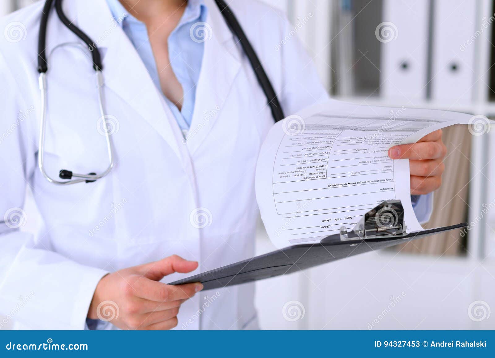 Картинка врач заполняет карту для детей. Врач пишет историю болезни. Медсестра заполняет историю болезни. Врач с историей болезни. История болезни картинки.